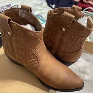 Boots size 9 New never used.